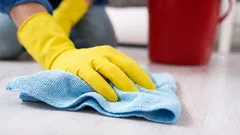 Jak umýt podlahu bez lepkavosti a šmouh (a proč je horká voda špatným řešením)