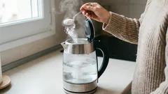 Místo octa a jedlé sody přidávám tento levný prášek. Vodní kámen zmizí z rychlovarné konvice jako mávnutím kouzelného proutku.