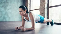Co přináší cvičení „plank“ pro tělo ženy po 40–50 letech