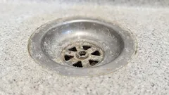 Prevence ucpávání odpadů, které se v zimě častěji vyskytují Jak používat jedlou sodu k prevenci tuhnutí tuků + teplá voda