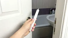 Jednou za měsíc jdu do koupelny a vezmu si s sebou obyčejnou svíčku. To vyřeší hned tři problémy najednou.