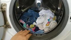 Číslo „7 kg“ na pračce označuje hmotnost suchého nebo mokrého prádla: jak vypočítat náplň