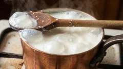 Při vaření položte na hrnec dřevěnou lžíci. Jak můžete ušetřit peníze, když na to zapomenete?