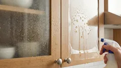 Mastné skvrny a prach už nebudou ulpívat na kuchyňských skříňkách: co je třeba udělat