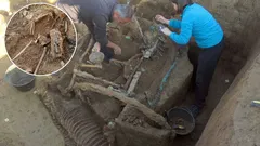 Archeologové byli zmateni, když otevřeli víko římské hrobky, která byla zapečetěna před 1700 lety.