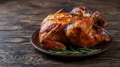Čím potřít kuře, aby maso bylo šťavnaté a jemné: tři nejlepší marinády pro pečení v troubě