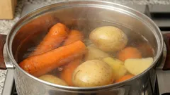 Co přidat do vody, aby zelenina neztmavla: kulinářská magie