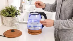 Co dát do konvice proti vodnímu kameni: způsob, který obchází chemii