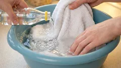 Večer namočím kuchyňské utěrky a kuchyňské rukavice: ráno jsou dokonale čisté, zmizí i staré mastné skvrny.