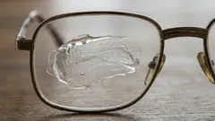 Jak odstranit škrábance z brýlí a je to vůbec možné: tipy