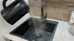  Proč byste neměli vylévat vroucí vodu do dřezu: nejčastější chyba, která vás může stát tisíce.