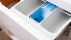 K čemu slouží tři přihrádky v pračce?